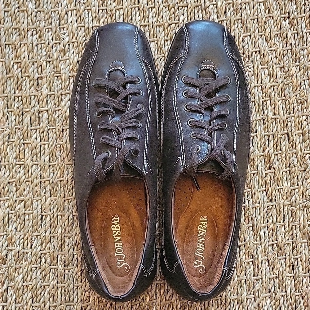 ST. JOHNS BAY leather shoes.  Tan stitching.  Great condtion size is 7.5.
